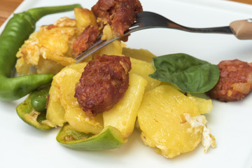 Patatas revueltas con huevos y chorizo