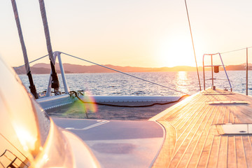coucher de soleil en catamaran