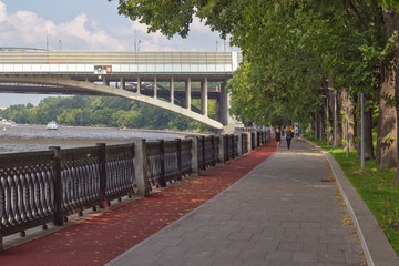Obraz premium Embankment of the Moskva River near the bridge