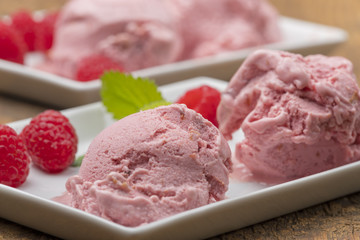 Pflaumeneis mit Himbeeren