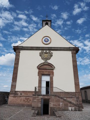 Obraz premium Zitadelle von Bitsch - Citadelle de Bitche – gelegen auf einem Hügel über der Stadt Bitsch 