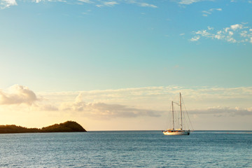 Voilier au large de Bouillante en Guadeloupe 