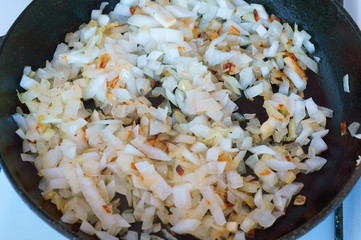 Fry the grated carrots and onions in a pan. Cook the roast onions and carrots.