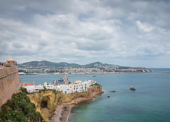 Vista de la ciudad Antigua de Dalt Vila y la ciudad moderna de Ibiza, España