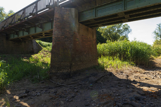 Ausgetrocknetes Flußbett unter einer Brücke während einer Hitzewelle