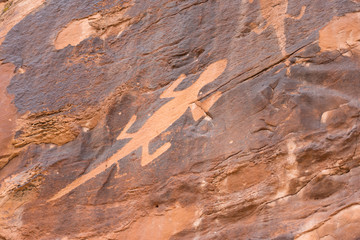 Clean rock carving of lizard on wall