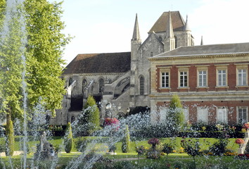 Fototapeta na wymiar ville de Lisieux, église, jardins et jets d'eau, département du Calvados, Normandie, France