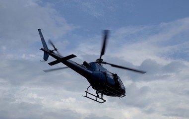 Fototapeta na wymiar Helicóptero ambulancia 