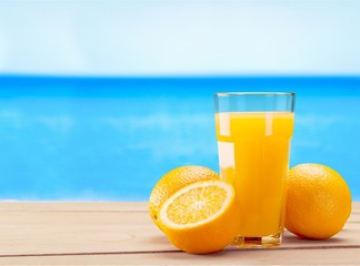 Orange juice and slices of orange