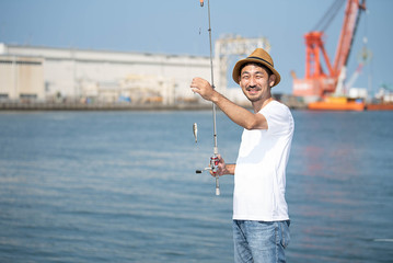 漁村での魚釣り