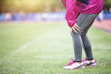 The girl knee while running.