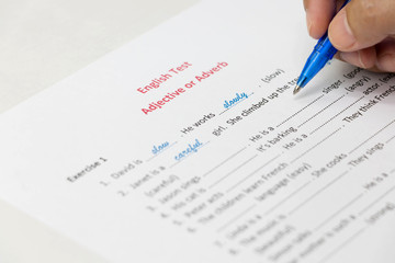 Obraz premium hand holding blue pen