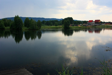 Obraz premium Houses on the shore of a pond