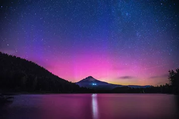 Poster Aurora Borealis over Mount Hood van Trillium Lake, Oregon © yaeantho