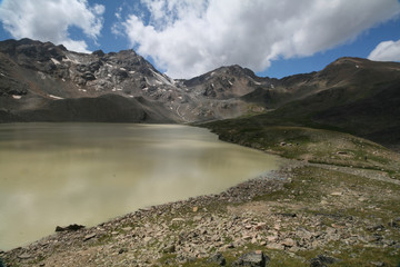 Fototapeta na wymiar Lake Syltrankel in the Elbrus region.