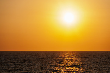 Obraz premium Sunset over sea