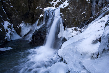 Fototapeta na wymiar 凍結する滝