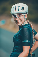 Radsport cycling bike Fahrradfahrer im Helm Rennrad trikot Sport Girl Frau
