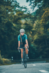 Fototapeta premium Radsport cycling bike Fahrradfahrer im Helm Rennrad trikot Sport Girl Frau