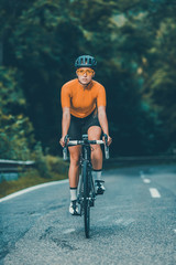 Radsport cycling bike Fahrradfahrer im Helm Rennrad trikot Sport Girl Frau