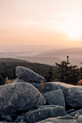 Romantischer Sonnenaufgang auf den Klippen im Harz