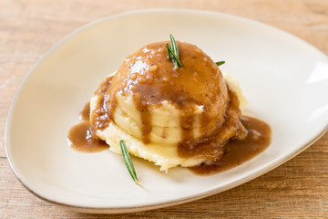 mashed potatoes with gravy sauce