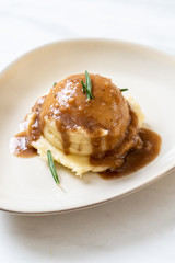 mashed potatoes with gravy sauce