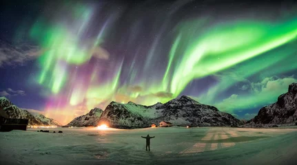 Selbstklebende Fototapete Nordlichter Aurora borealis (Nordlichter) über Berg mit einer Person