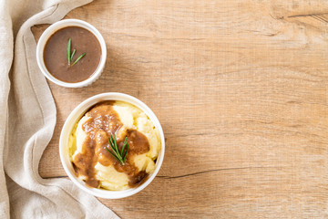 mashed potatoes with gravy sauce