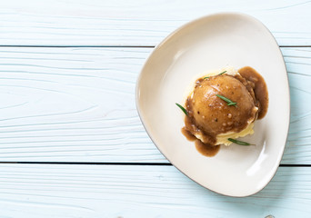 mashed potatoes with gravy sauce