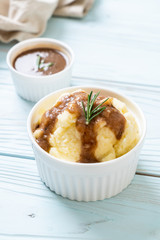 mashed potatoes with gravy sauce