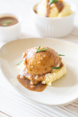 mashed potatoes with gravy sauce