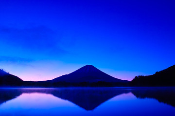Fototapeta na wymiar 夜明け前の毛嵐が立ち込める精進湖と富士山