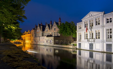 Fototapeta premium Steenhouwersdijk canal at night, Bruges, Belgium