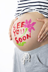 妊娠している女性のお腹に描いたメッセージ