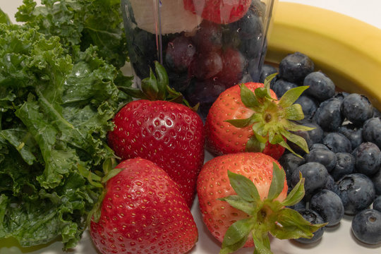 Close Up Portable Juicer Cup Strawberries, Blueberries and Fruit