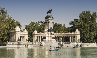 Fototapeta na wymiar Parque del Buen Retiro, one of the main tourist attractions of the city, was built in the first half of the XVII century, the highlights are the Monument to Alfonso XII, Madrid, Spain