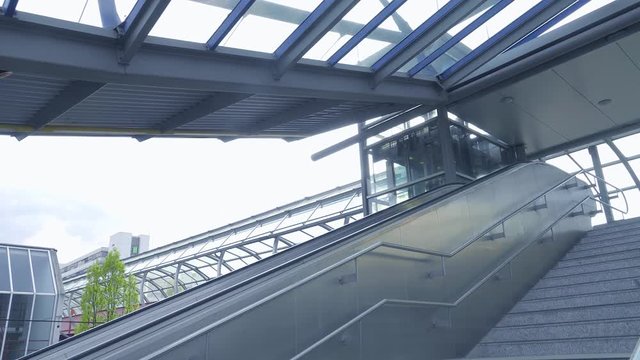 Moderne Edelstahl Rolltreppe fährt ins strahlende Sonnen Licht mit Refeflexen
