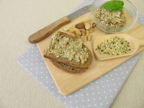 Brot mit veganer Aufstrich aus geschälten Hanfsamen, Nüssen und Kräutern