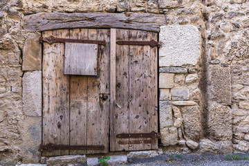 vieille porte abandonnée dans le village médiéval de Châtillon en Diois