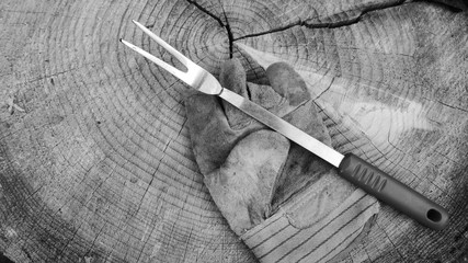 forchettone e guanti in bianco e nero © Daniele