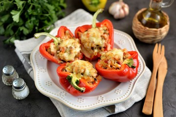 Red sweet pepper baked with onions, carrots, mushrooms, smoked meat and cheese.