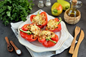 Red sweet pepper baked with onions, carrots, mushrooms, smoked meat and cheese.
