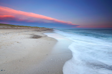 weiter einsamer Strand