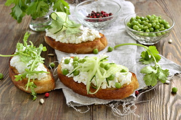 Crostini with cream cheese, green vegetables and herbs