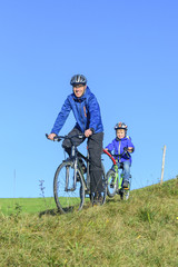Obraz premium Papa mit Sohn beim Radausflug