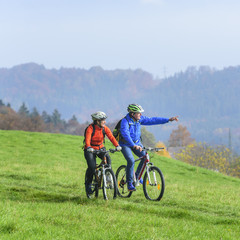 Obraz premium Radfahrendes Paar genießt den Ausflug im Herbst