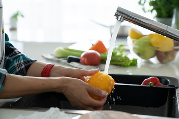 Obraz na płótnie Canvas Hands woman washing vegetables. Preparation of fresh salad.