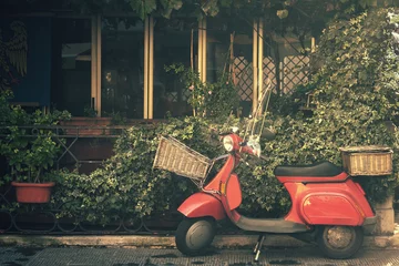 Schilderijen op glas rode vintage scooter, traditionele transportvakantie in italië © missizio01