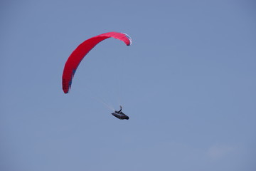 Gleitschirm mit blauem Himmel